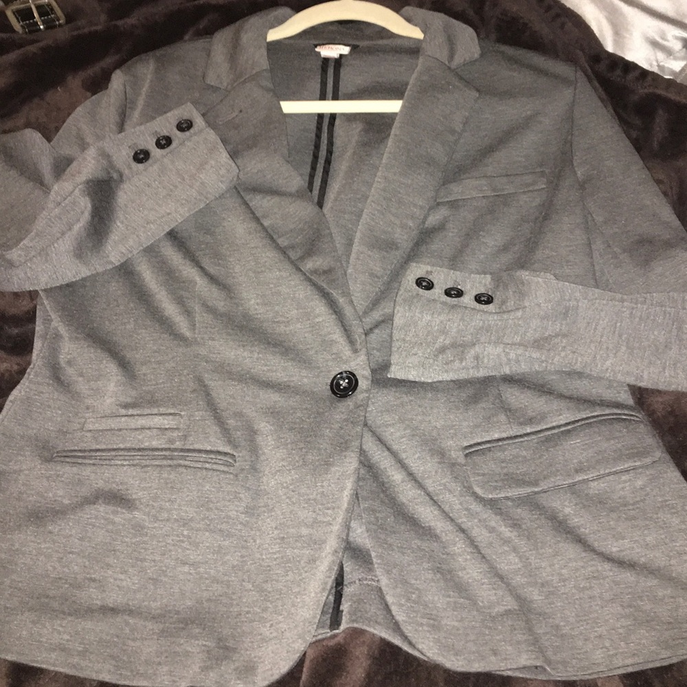 Merona Woman’s gray Blazer size L. EUC pockets and button details.